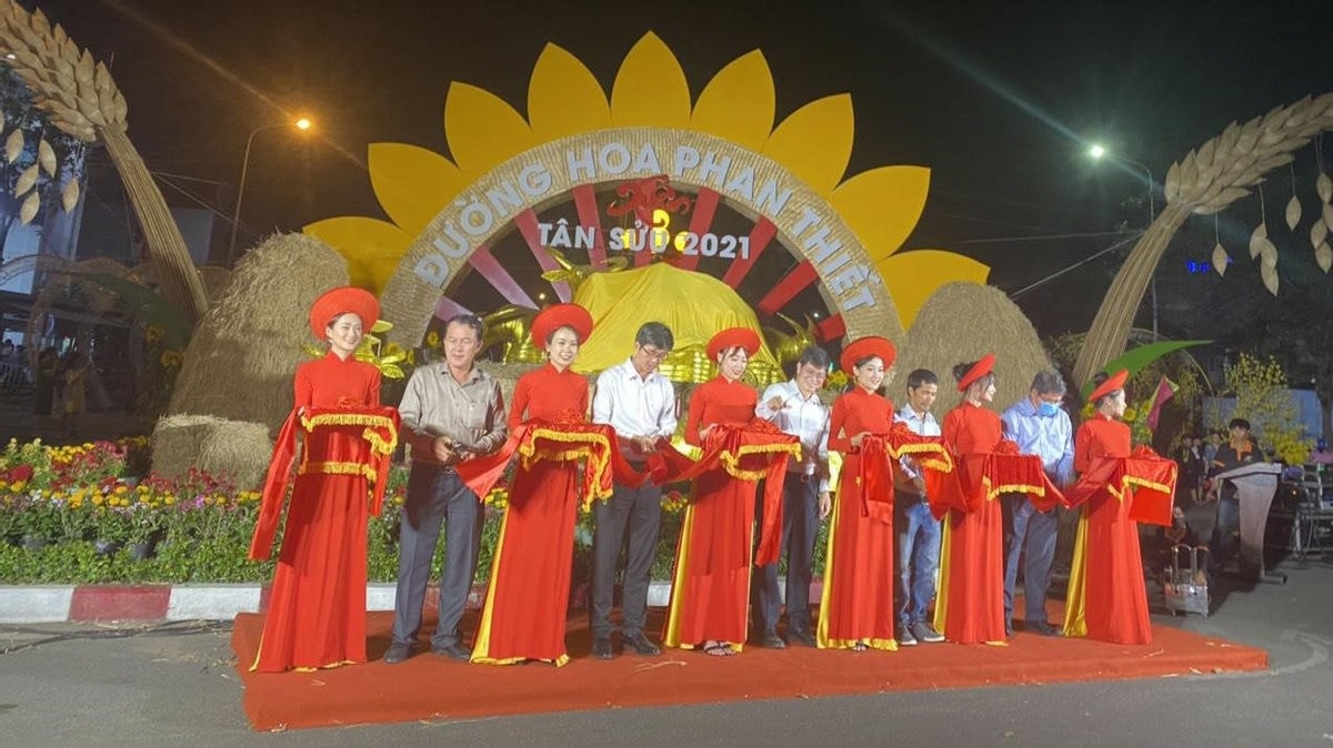 Cắt băng khai mạc đường hoa Phan Thiết