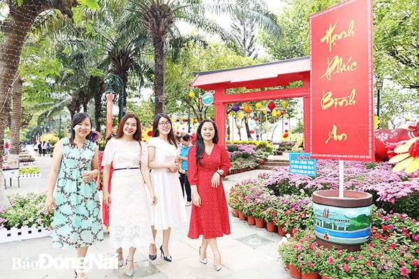 Du khách tham quan đường hoa Nguyễn Văn Trị Xuân Tân Sửu 2021 
