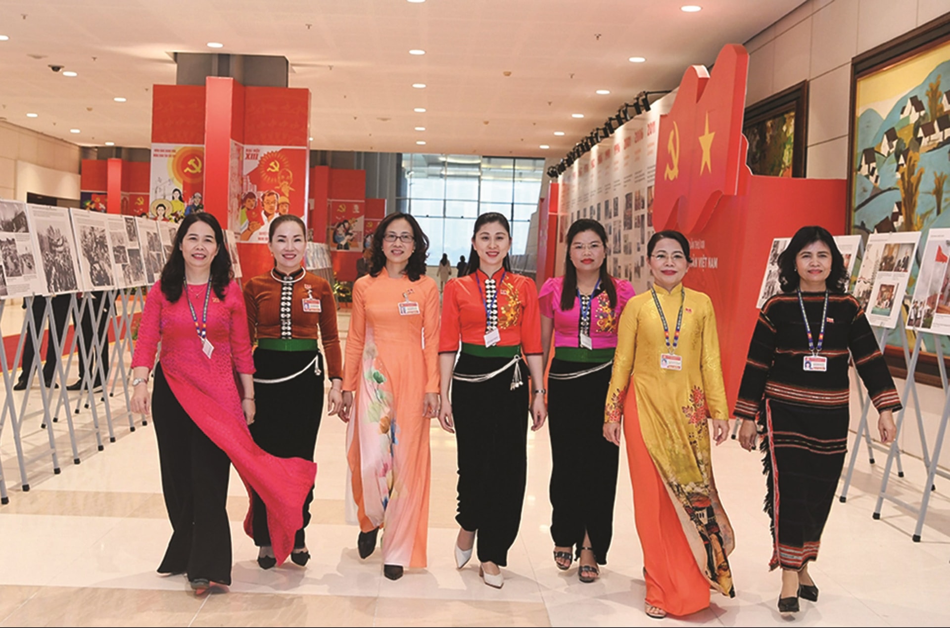Các đại biểu nữ tham dự Đại hội lần thứ XIII của Đảng.