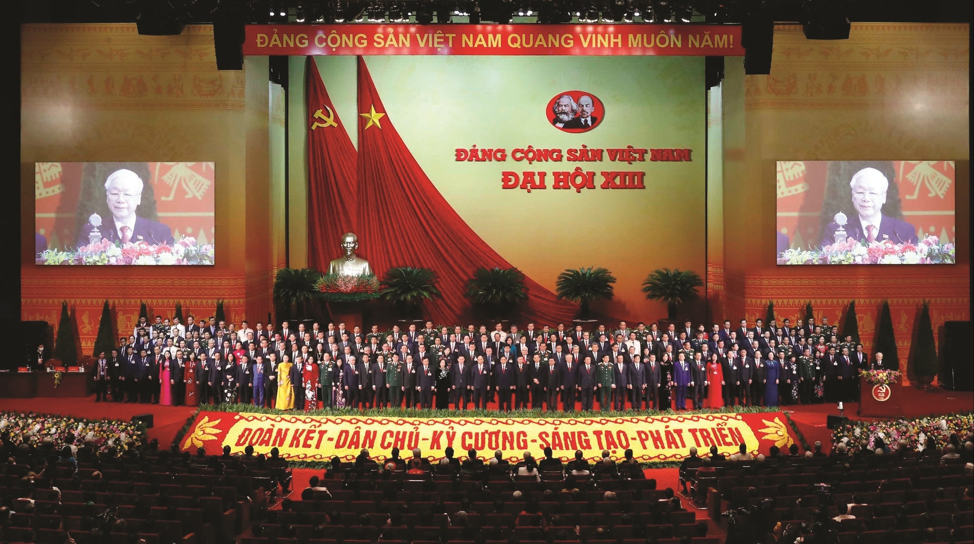 Ban Chấp hành Trung ương Đảng khóa XIII ra mắt Đại hội sáng 1/2/2021.
