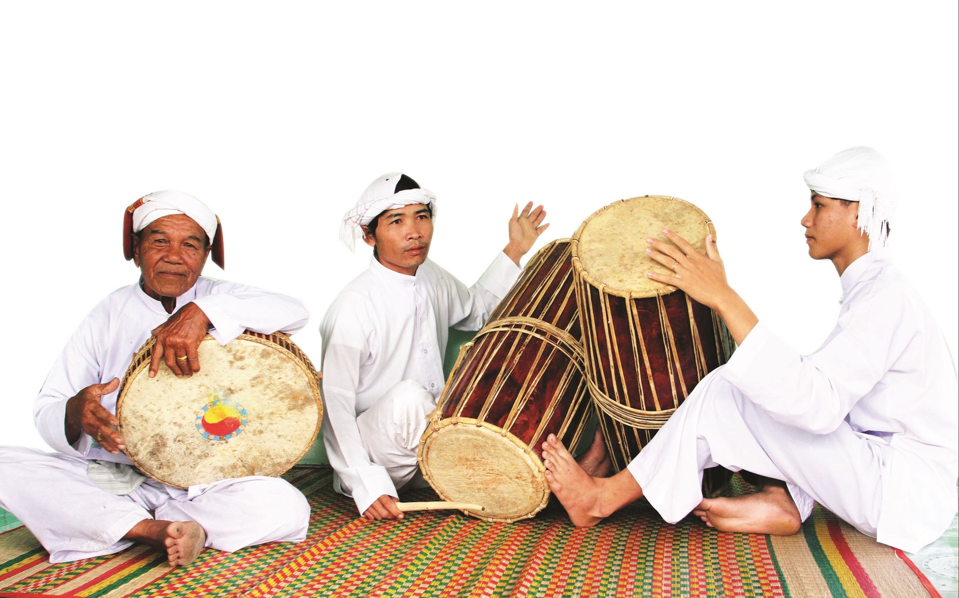 Nghệ nhân Hán Quân (ngoài cùng bên trái) và các học trò thể hiện các làn điệu mừng đón mùa Xuân mới Tân Sửu 2021. 
