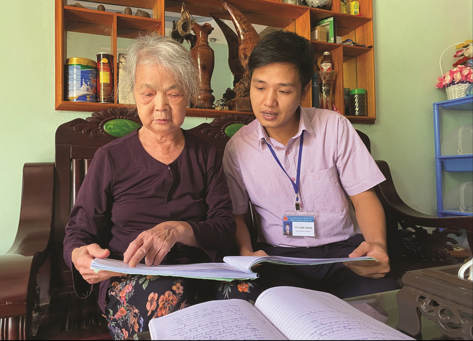 Nghệ nhân Đinh Thị Đà chia sẻ về ca từ trong điệu lượn slương mà bà sưu tầm được. Nghệ nhân Đinh Thị Đà chia sẻ về ca từ trong điệu lượn slương mà bà sưu tầm được.