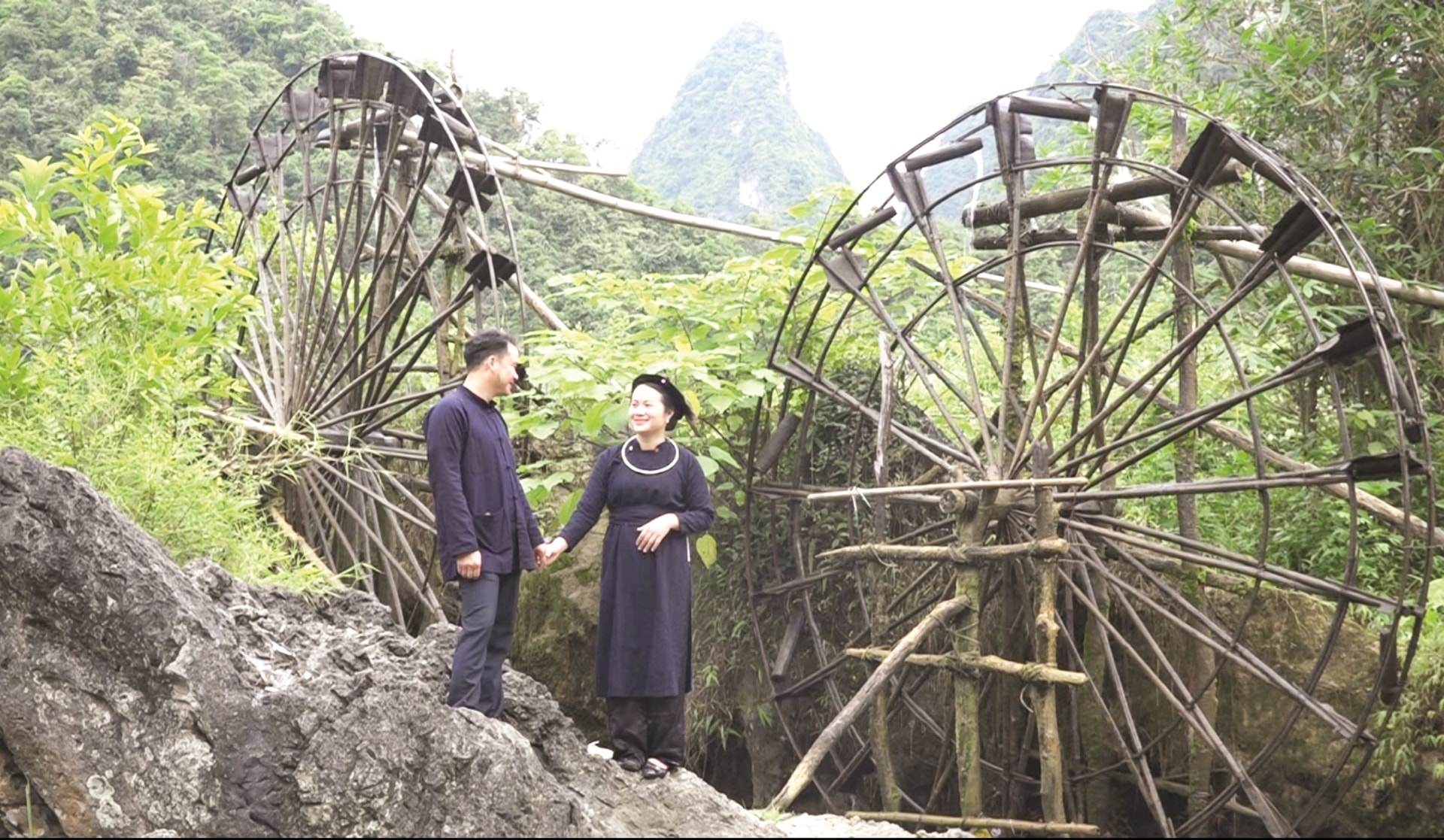 Lượn slương điệu hát yêu thương, là nét văn hóa độc đáo của đồng bào Tày. Lượn slương điệu hát yêu thương, là nét văn hóa độc đáo của đồng bào Tày.