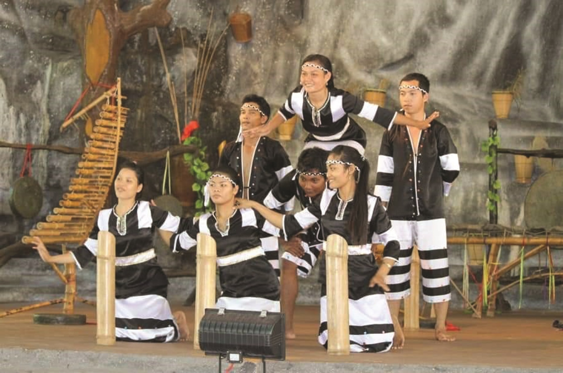Tiết mục biểu diễn của Đội văn nghệ Raglay Yang Bay