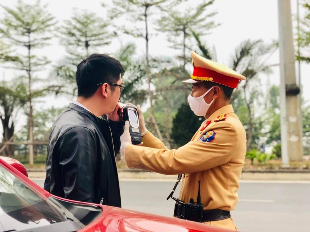 Lực lượng CSGT kiểm tra nồng độ cồn lái xe. Ảnh: tư liệu