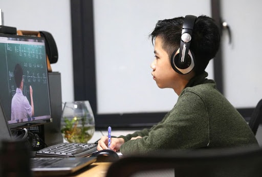 Học sinh học Online ở nhà Học sinh học Online ở nhà