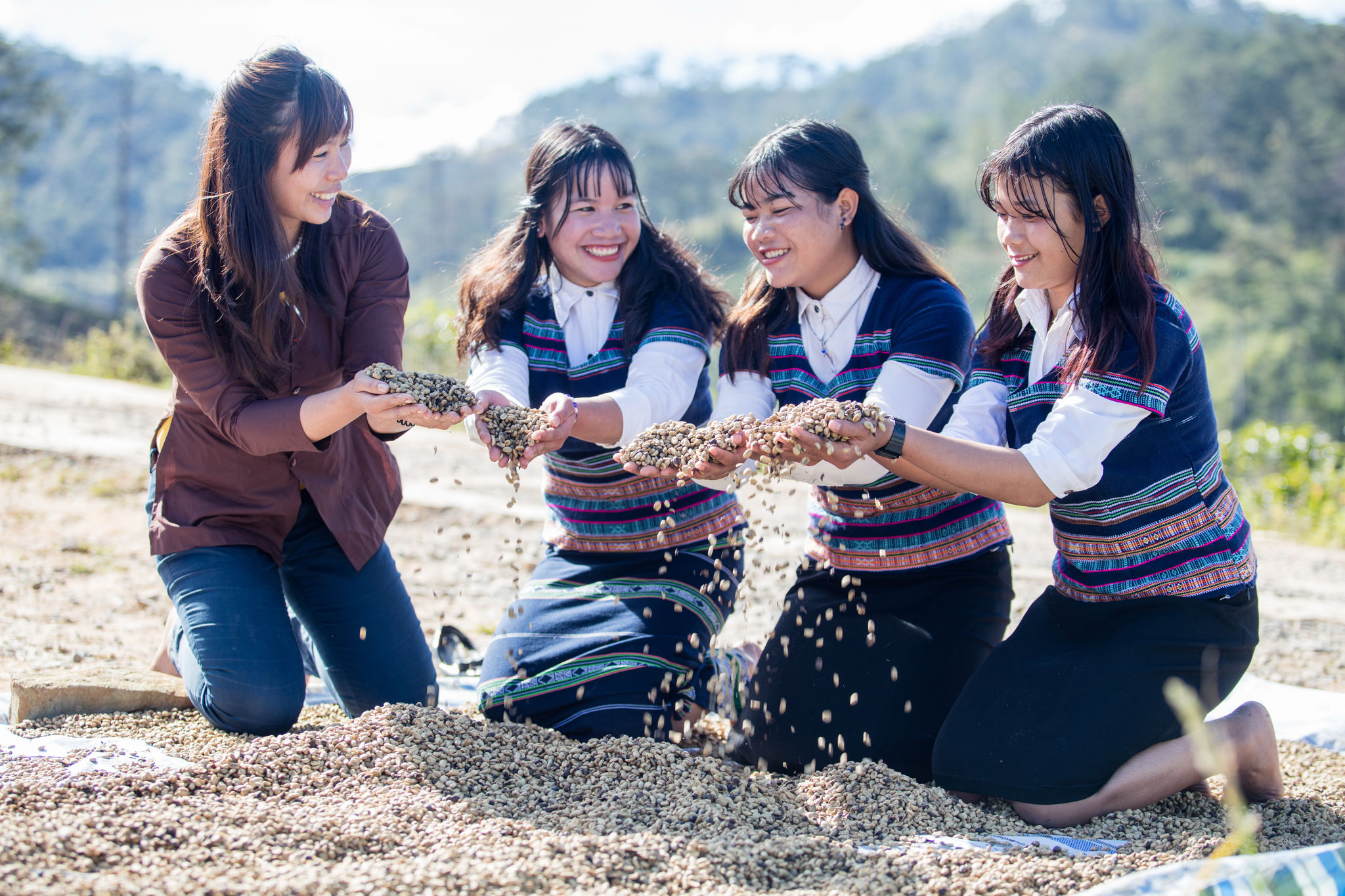 Nguyễn Lê Thạch Thảo- ngoài cùng bên trái cùng các cộng sự của cô