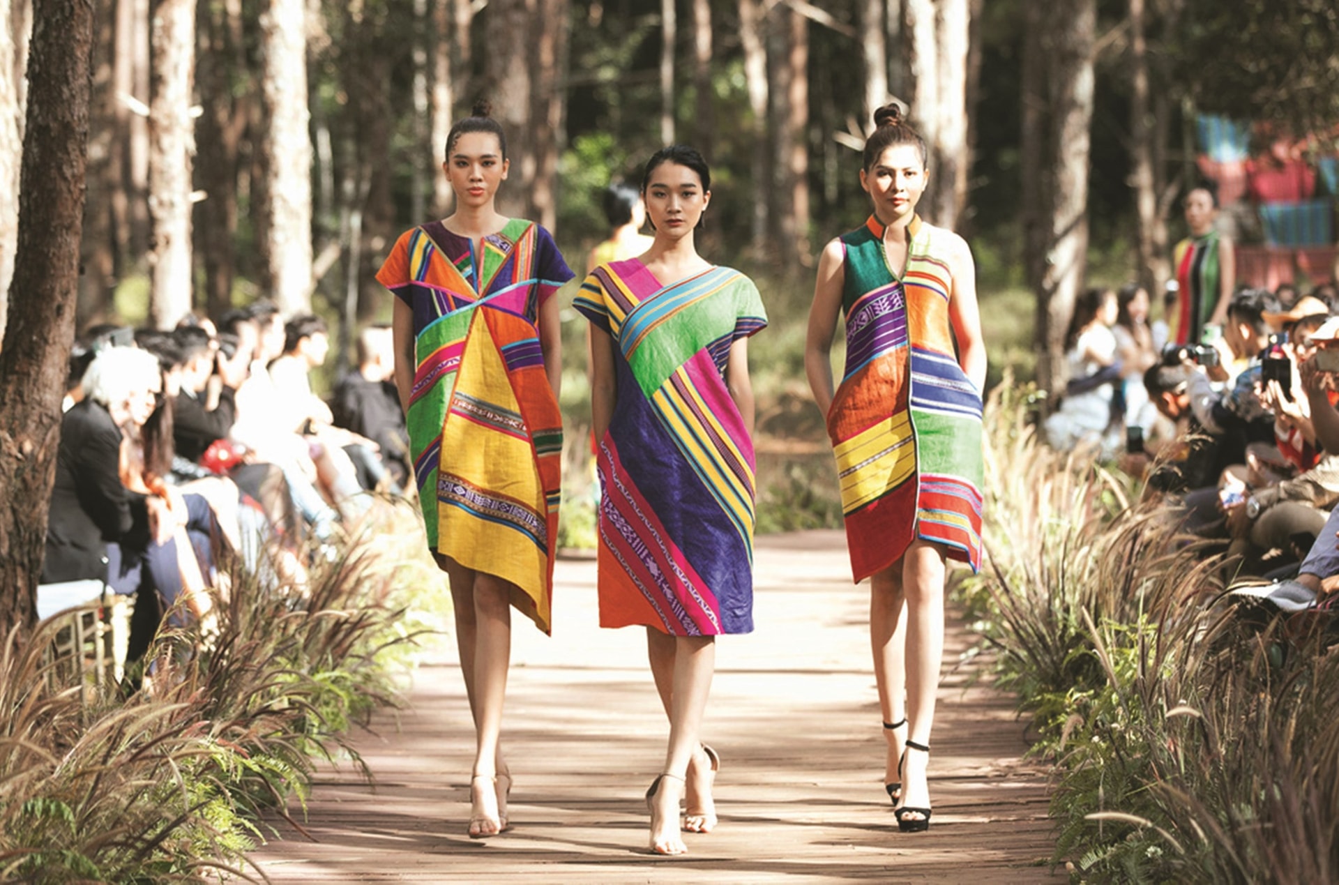   Thổ cẩm khoe sắc tại Fashion Show  “Hương rừng sắc núi”- tại Lễ hội văn hóa thổ cẩm Việt Nam lần thứ 2 năm 2020. (Ảnh TL)