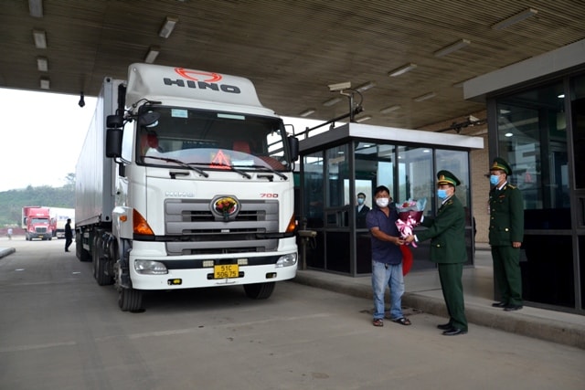 Ngay trong những ngày đầu năm mới, lực lượng chức năng Lào Cai đã tạo điều kiện thuận lợi nhất có thể cho hàng hóa, phương tiện xuất nhập cảnh qua cửa khẩu
