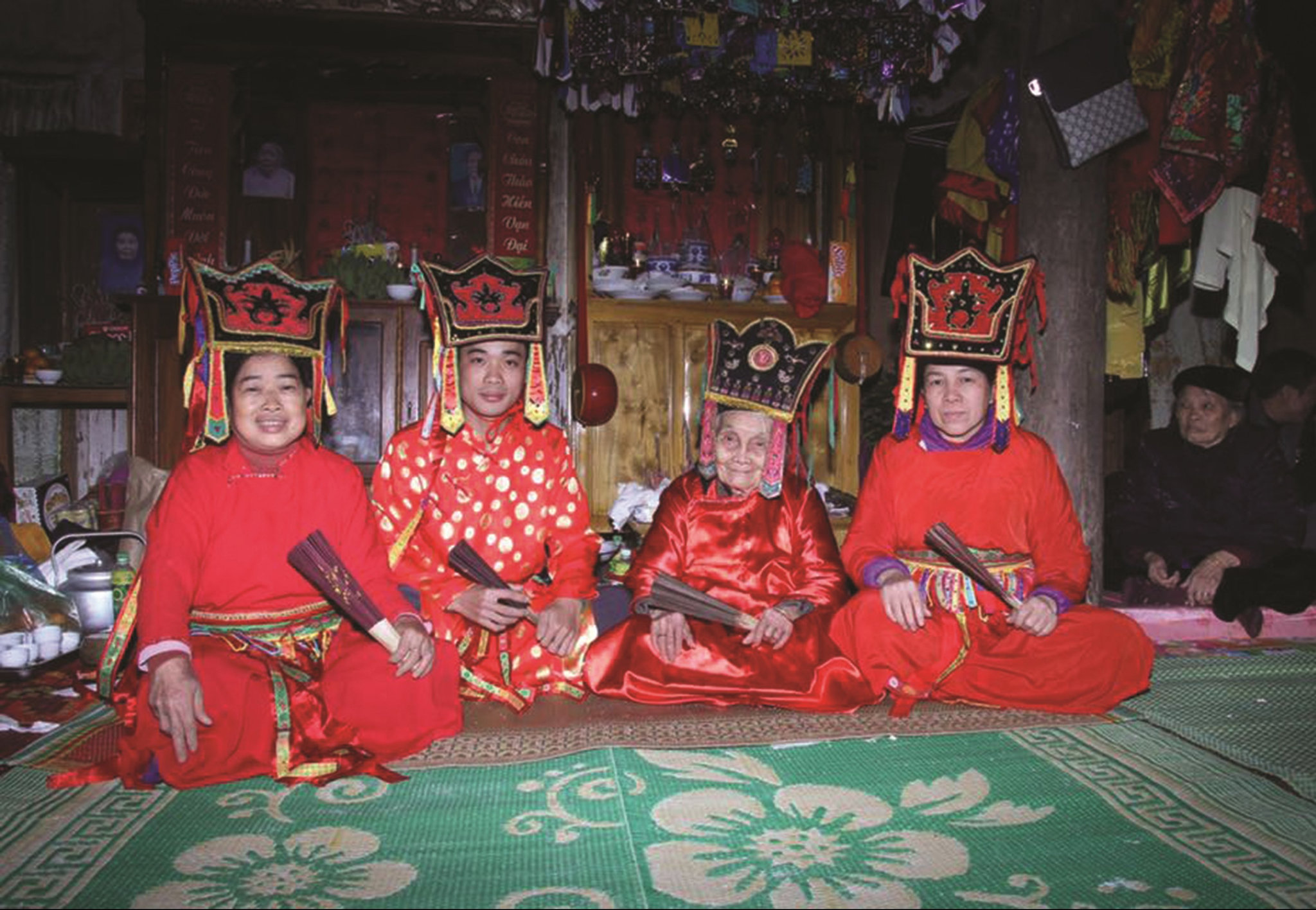 Nghệ nhân Nhân dân Then Mỗ Thị Kịt, sinh năm 1922, dân tộc Tày - một trong những nghệ nhân Then cao tuổi nhất,  chụp ảnh cùng đệ tử (ngồi thứ 3 từ trái sang phải)