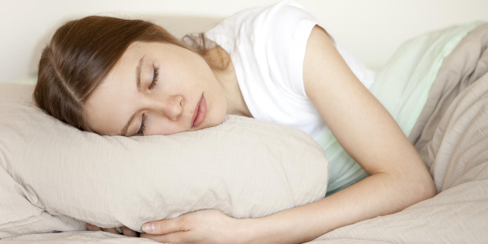 : Giấc ngủ rất quan trọng với sức khỏe. Ngủ sâu và đủ 7-8 giờ mỗi ngày, đặc biệt 10 giờ đêm đến 4 giờ sáng hôm sau. Đây là thời gian vàng để cơ thể củng cố, hồi phục, tái tạo những mô, tế bào và hệ thống.