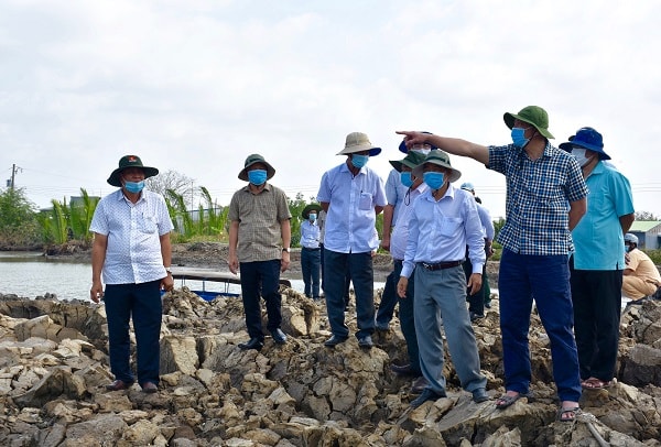 Đoàn khảo sát thực tế tuyến đê biển Tiểu Dừa thuộc xã Vân Khánh Tây, huyện An Minh (ảnh Cổng TTĐT Kiên Giang). 
