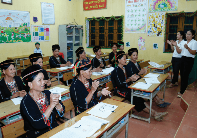 Một giờ học đánh vần của lớp học xóa mù chữ xã Minh Dân (Hàm Yên).