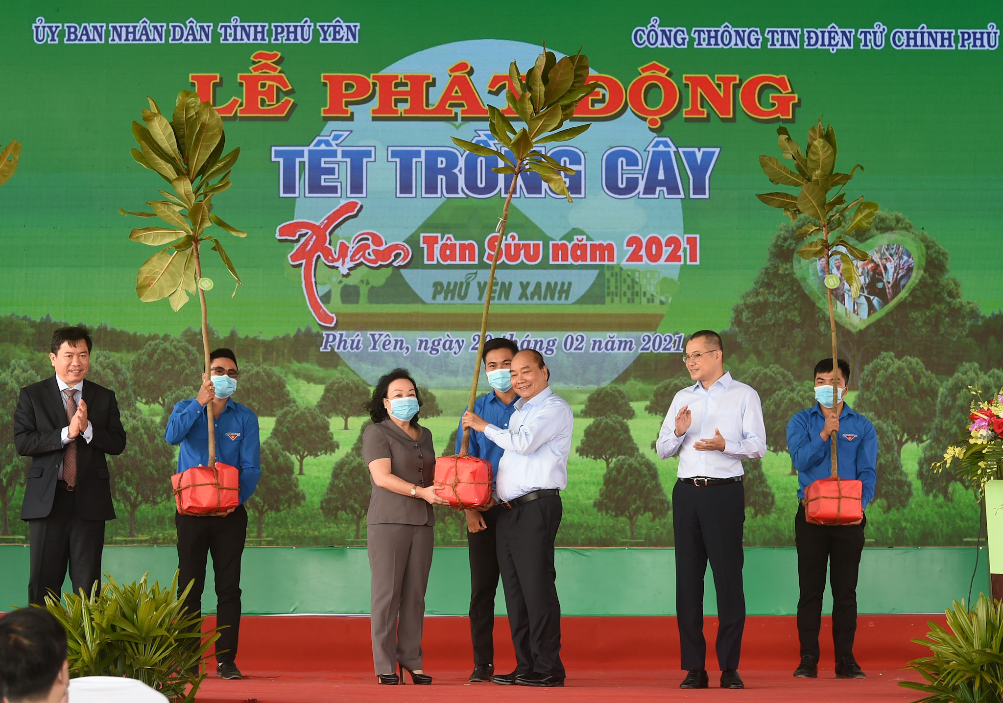 Thủ tướng Nguyễn Xuân Phúc trao tặng tỉnh Phú Yên cây bàng vuông, loại cây tượng trưng cho sức sống bền bỉ và kiên cường nơi sóng gió. (Ảnh: VGP/Quang Hiếu)