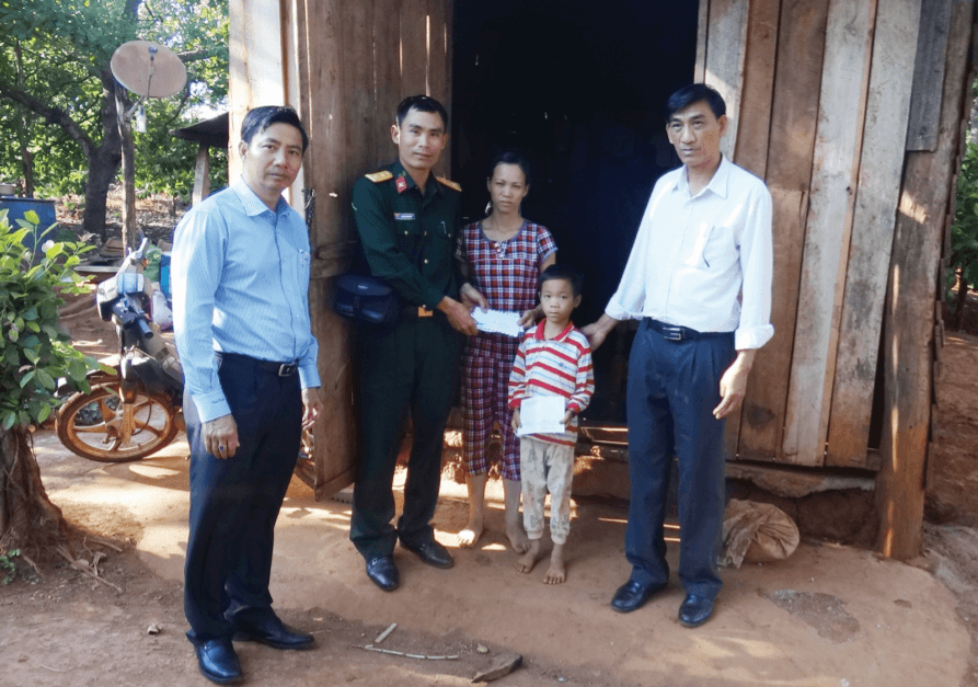 Trung úy Nguyễn Trung Hải cùng chính quyền địa phương hỗ trợ những người có hoàn cảnh khó khăn