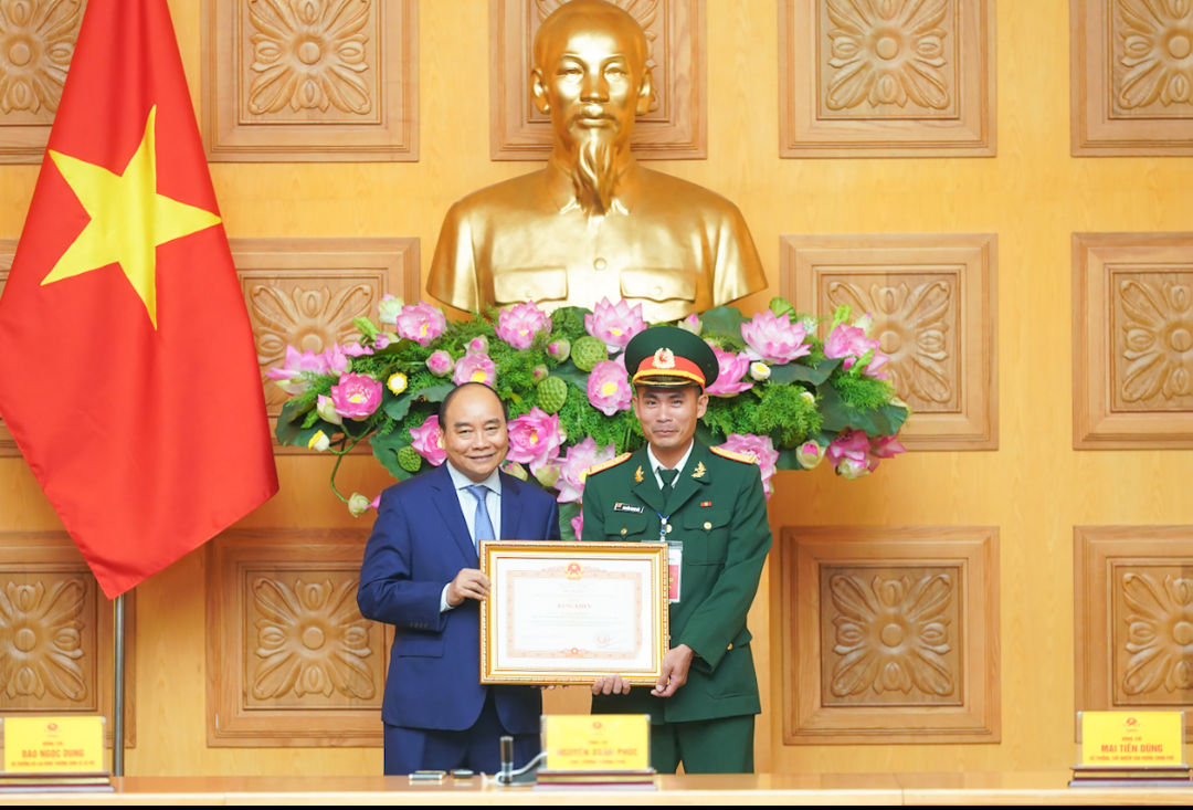 Trung úy Nguyễn Trung Hải được Thủ tướng Chính phủ Nguyễn Xuân Phúc tặng Bằng khen