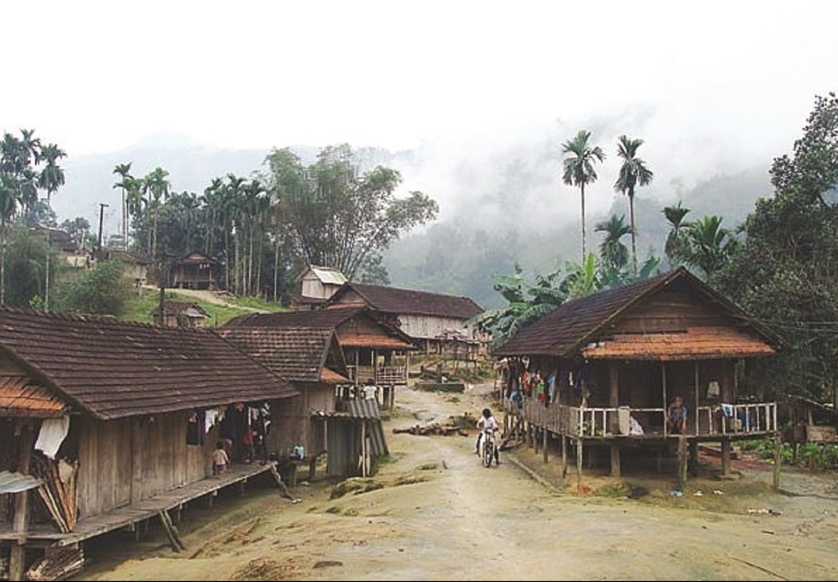 Nhà sàn truyn thống ở xã Ba Vinh,  huyện Ba Tơ (Quảng Ngãi).