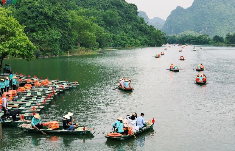 Du khách tham quan, trải nghiệm danh thắng Tràng An Du khách tham quan, trải nghiệm danh thắng Tràng An