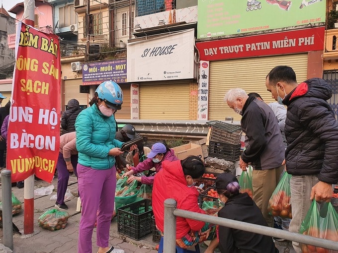 Người dân mua ủng hộ nông sản Hải Dương lúc 7h sáng 21/2 tại 38 Giải Phóng (Hà Nội).