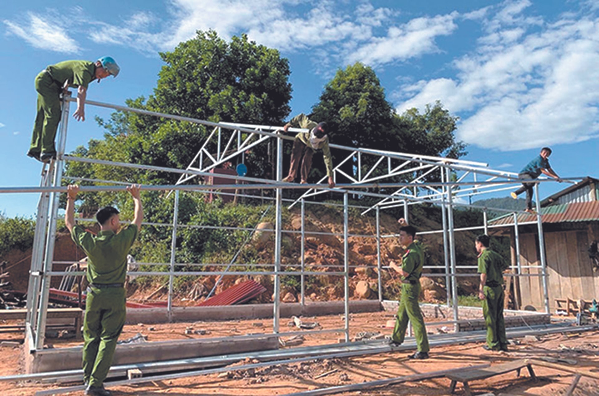Cán bộ chiến sĩ công an chung tay làm nhà mới cho hộ nghèo 