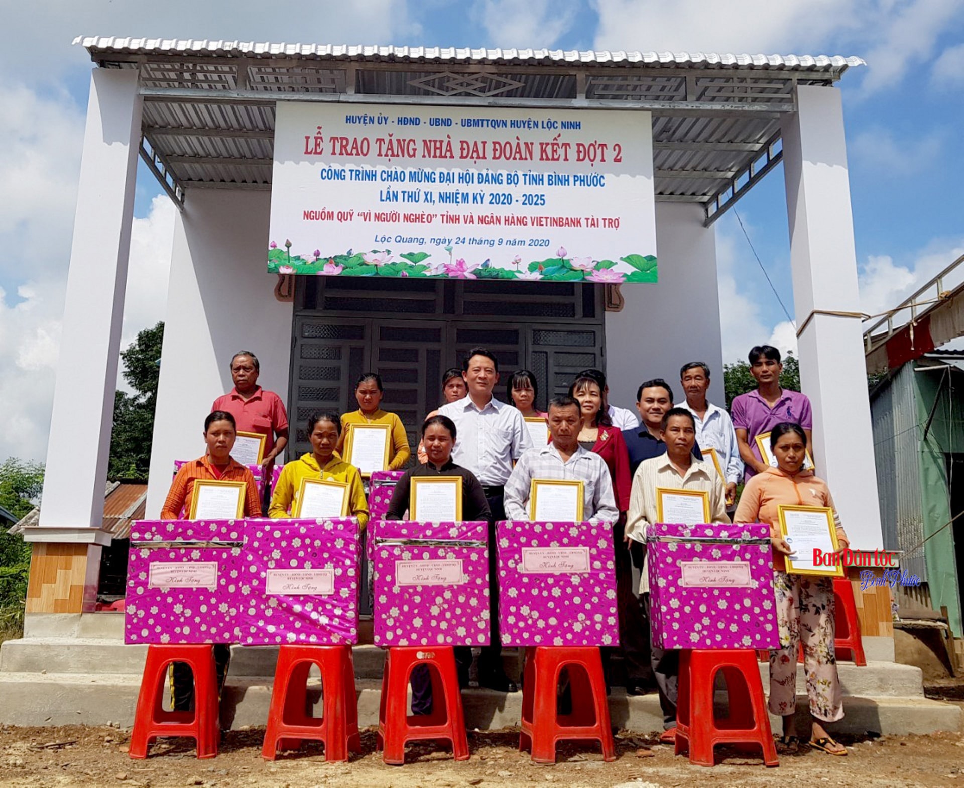 Ban Dân tộc tỉnh Bình Phước trao nhà ở Đại đoàn kết và tặng quà cho bà con đồng bào DTTS vùng biên sâu biên giới huyện Lộc Ninh.