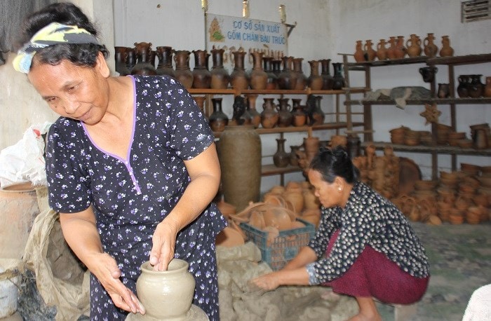Các nghệ nhân đang làm gốm tại làng gốm Bàu Trúc, làng nghề thủ công nổi tiếng của đồng bào Chăm tại Ninh Phước Các nghệ nhân đang làm gốm tại làng gốm Bàu Trúc, làng nghề thủ công nổi tiếng của đồng bào Chăm tại Ninh Phước