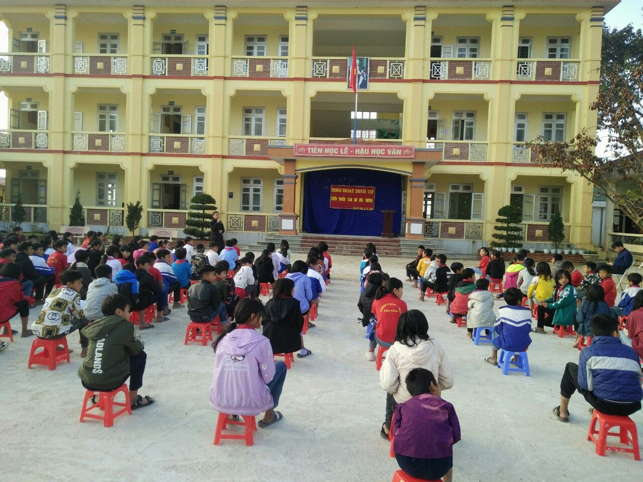 Học sinh Trường  Thu Lũm Tuyên truyền giáo dục môi trường. 