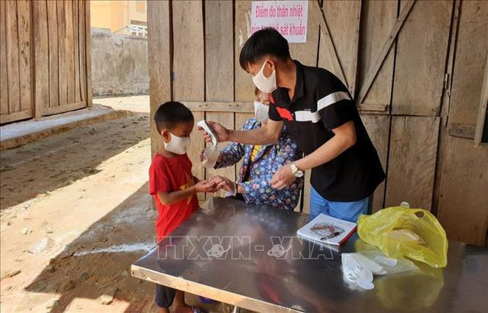 Học sinh Trường Tiểu học xã Tá Pạ, huyện Mường Tè (Lai Châu) được giáo viên đo thân nhiệt. Ảnh tư liệu: Việt Hoàng/TTXVN
