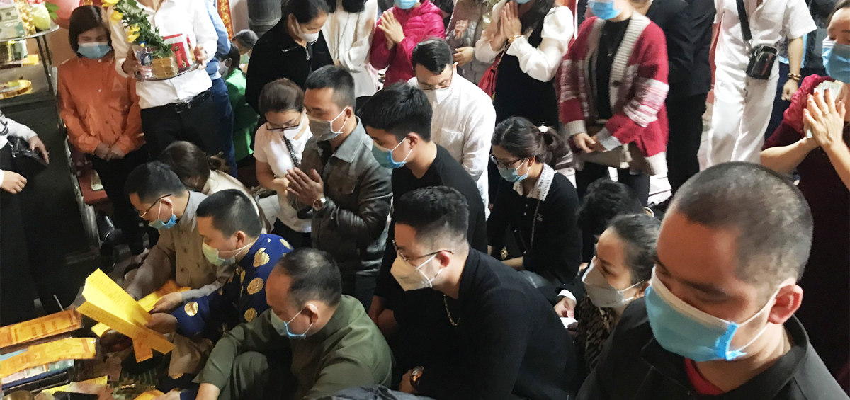 Du khách chen chân dâng hương, đạt lễ tại đền ông Hoàng Mười ở huyện Hưng Nguyên (Nghệ An) ngày mồng 6 tháng giêng.