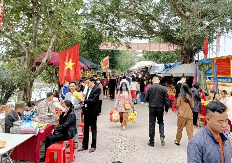 Nhiều du khách không mang khẩu trang phòng dịch tại đền ông Hoàng Mười, huyện Hưng Nguyên (Nghệ An).