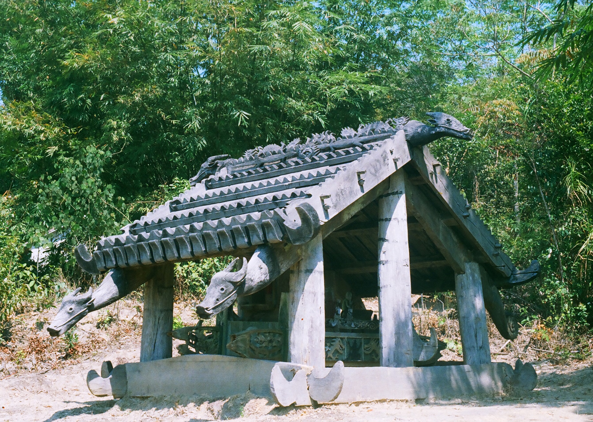 Nhà mồ truyền thống của người Cơ Tu thôn Pa Liêng, xã A Ting, huyện Đông Giang (Quảng Nam), với những hình tượng đầu trâu bằng gỗ trông như thật
