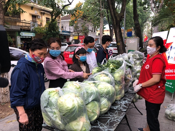 Đại diện lãnh đạo Trung ương Hội Chữ thập đỏ Việt Nam tại lễ phát động chiến dịch sáng 23/2.