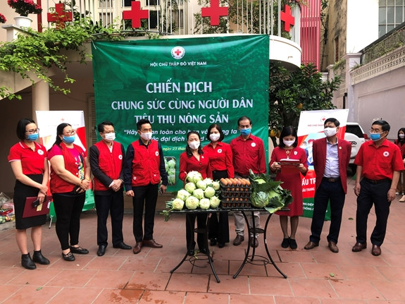 Đại diện lãnh đạo Trung ương Hội Chữ thập đỏ Việt Nam tại lễ phát động chiến dịch sáng 23/2.