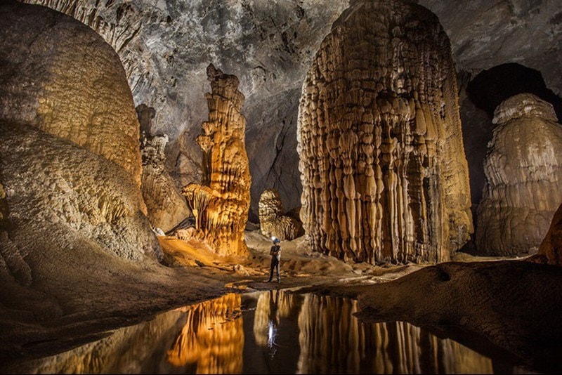 Trải nghiệm Sơn Đoòng qua kính thực tế ảo.  Ảnh: John Spies
