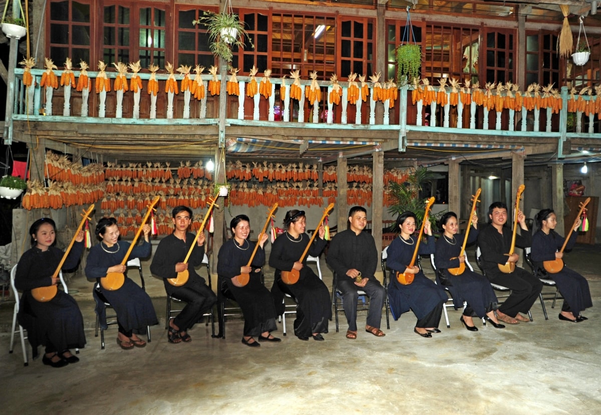 Người dân ở Quỳnh Sơn, Bắc Quỳnh, Bắc Sơn (Lạng Sơn) biểu diễn hát Then phục vụ du khách