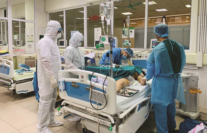 Nỗ lực cứu chữa bệnh nhân nhiễm Covid-19 của các bác sỹ