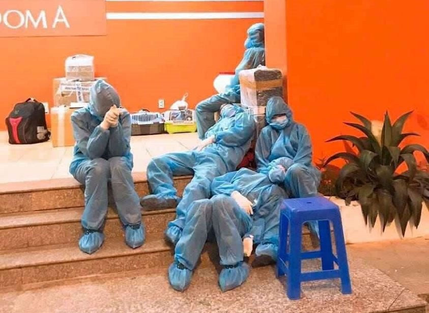 Những nhân viên y tế tranh thủ chợp mắt sau ca trực.