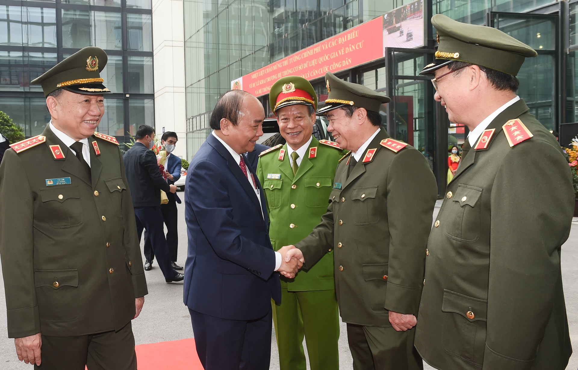 Thủ tướng Nguyễn Xuân Phúc tới dự khai trương hệ thống cơ sở dữ liệu quốc gia về dân cư và hệ thống sản xuất cấp và quản lý căn cước công dân. Ảnh VGP/Quang Hiếu
