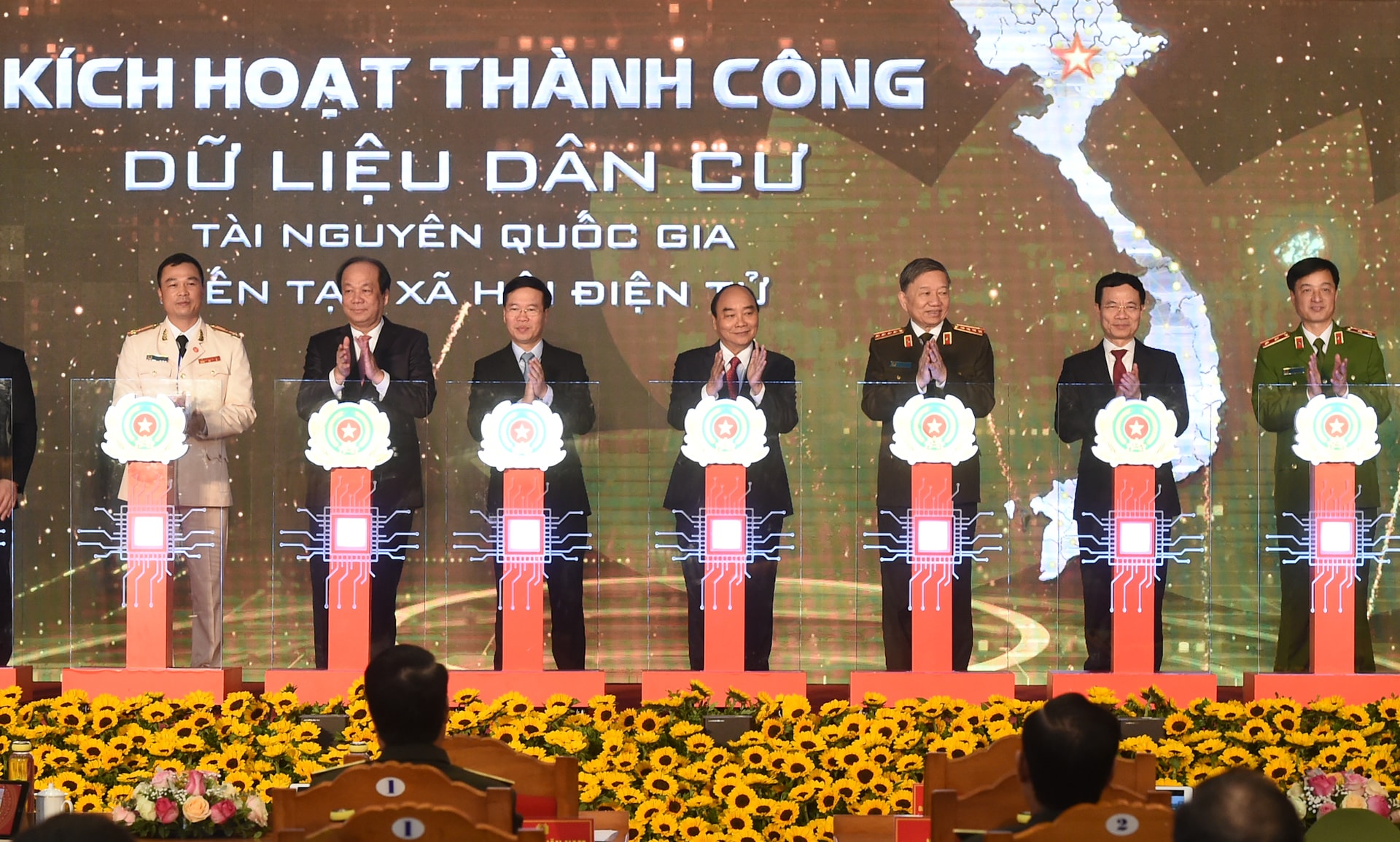Thủ tướng Nguyễn Xuân Phúc cùng các đại biểu thực hiện nghi thức khai trương hệ thống cơ sở dữ liệu quốc gia về dân cư và hệ thống sản xuất cấp và quản lý căn cước công dân. Ảnh VGP/Quang Hiếu