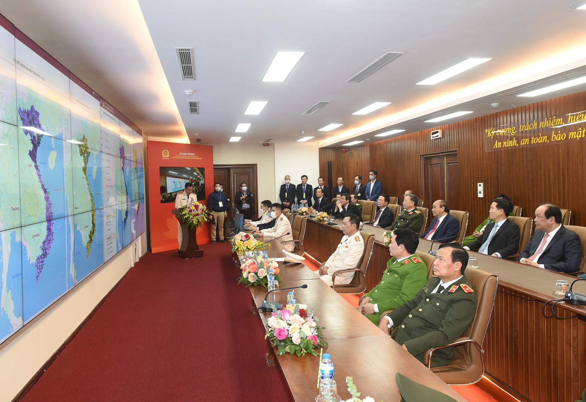 Các cán bộ, chiến sĩ vận hành hệ thống cơ sở dữ liệu. Ảnh VGP/Quang Hiếu