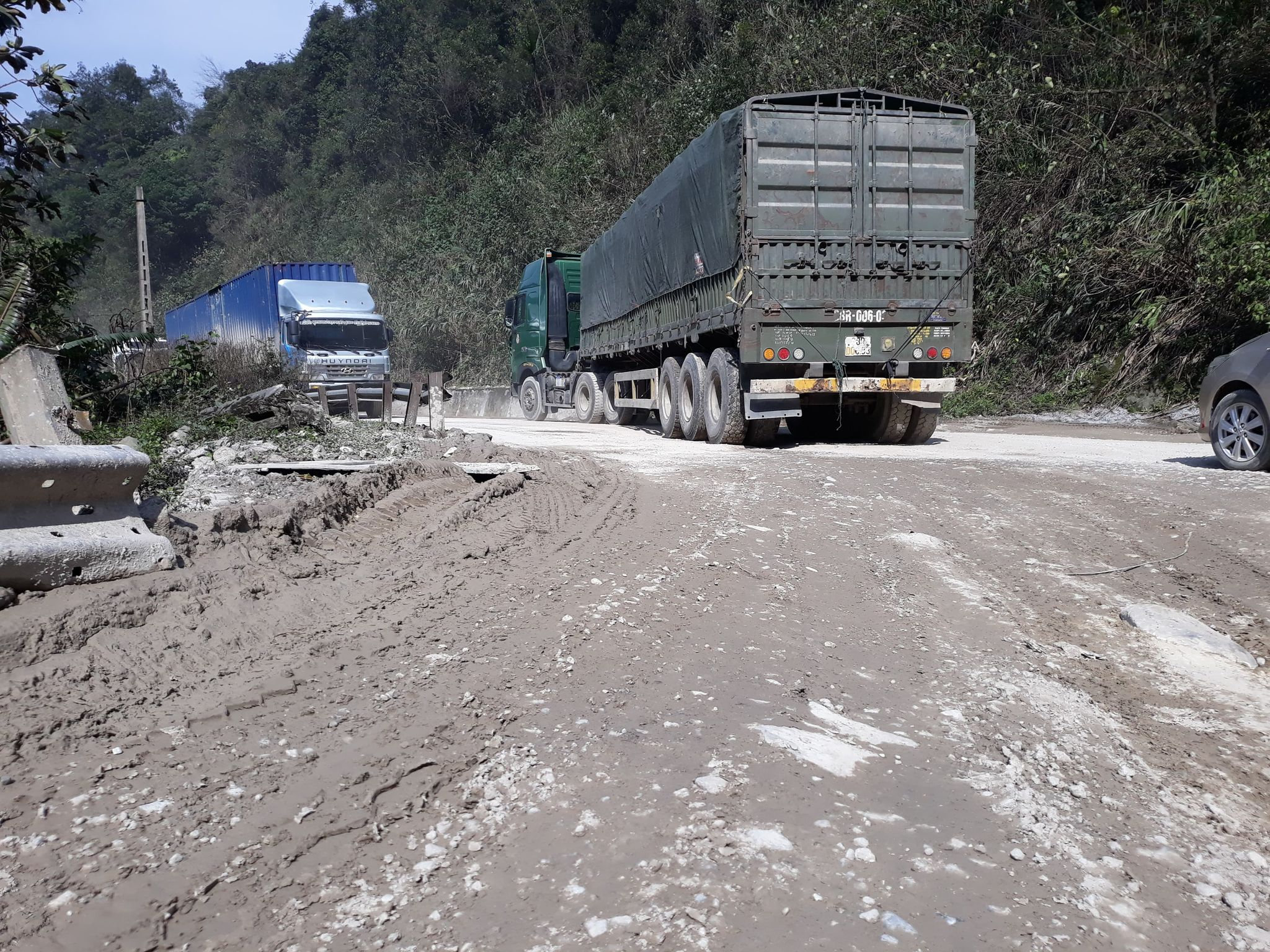 Một trong những đoạn đường bị cày xới và lan can bị hư hỏng 