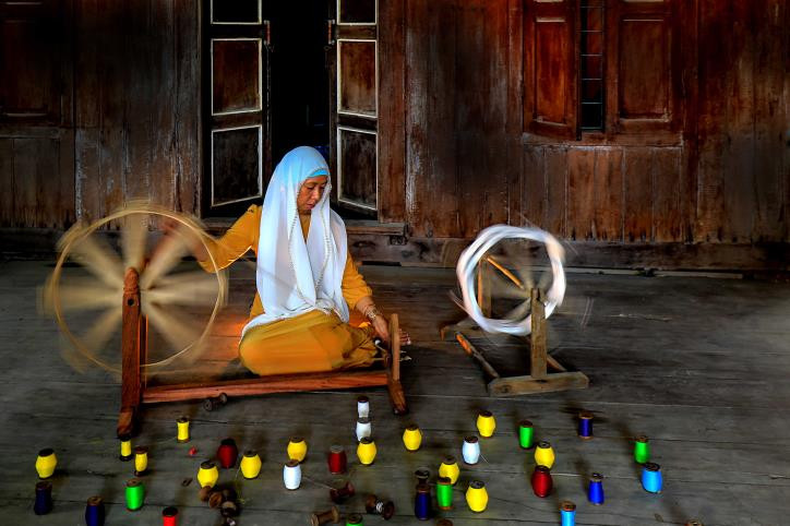 Làng Chăm Châu Phong thuộc thị xã Tân Châu, An Giang không chỉ nổi tiếng với nghề dệt thổ cẩm mà còn trở thành điểm du lịch hấp dẫn. 