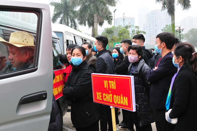 Phút chia tay bịn rịn