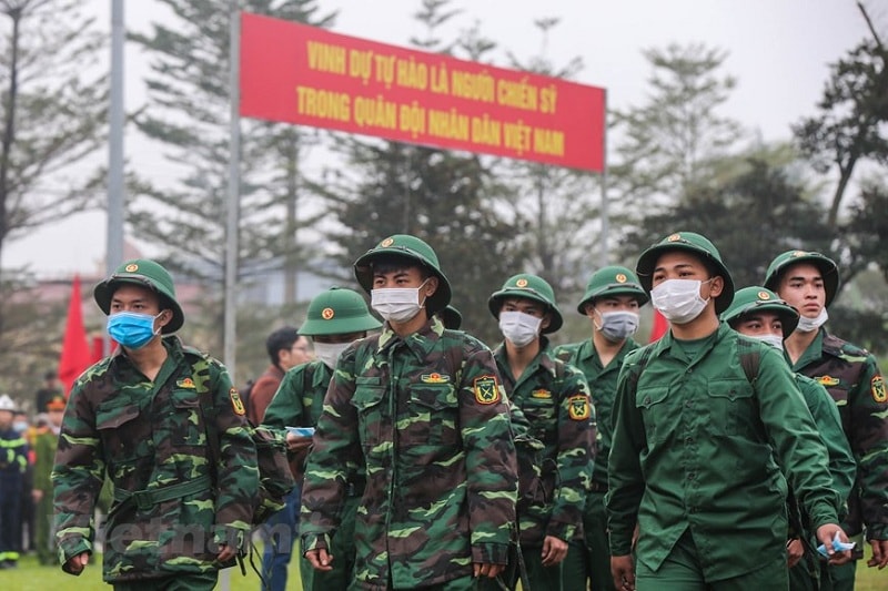 Các thanh niên hăng hái lên đường nhập ngũ