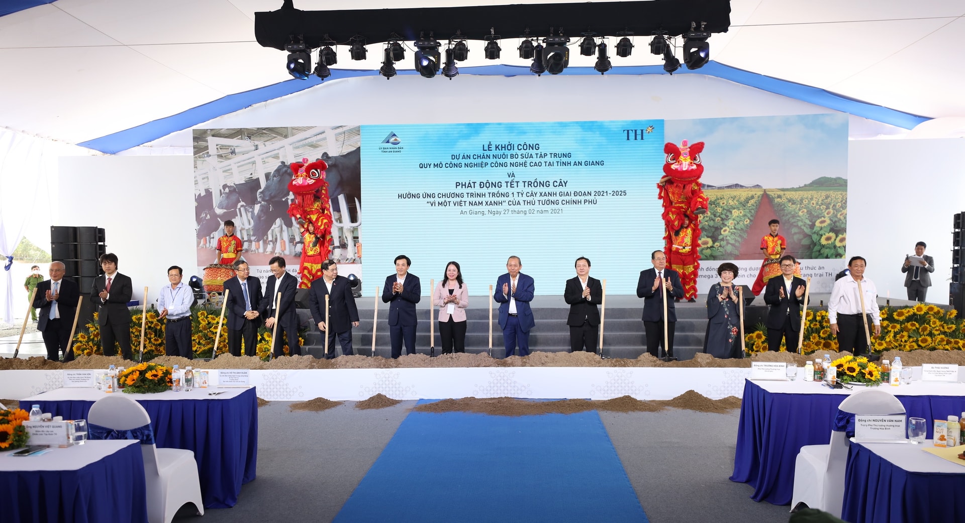Phó Thủ tướng Thường trực Chính phủ Trương Hòa Bình thực hiện nghi thức khởi công Dự án chăn nuôi bò sữa tập trung quy mô công nghiệp công nghệ cao tại An Giang
