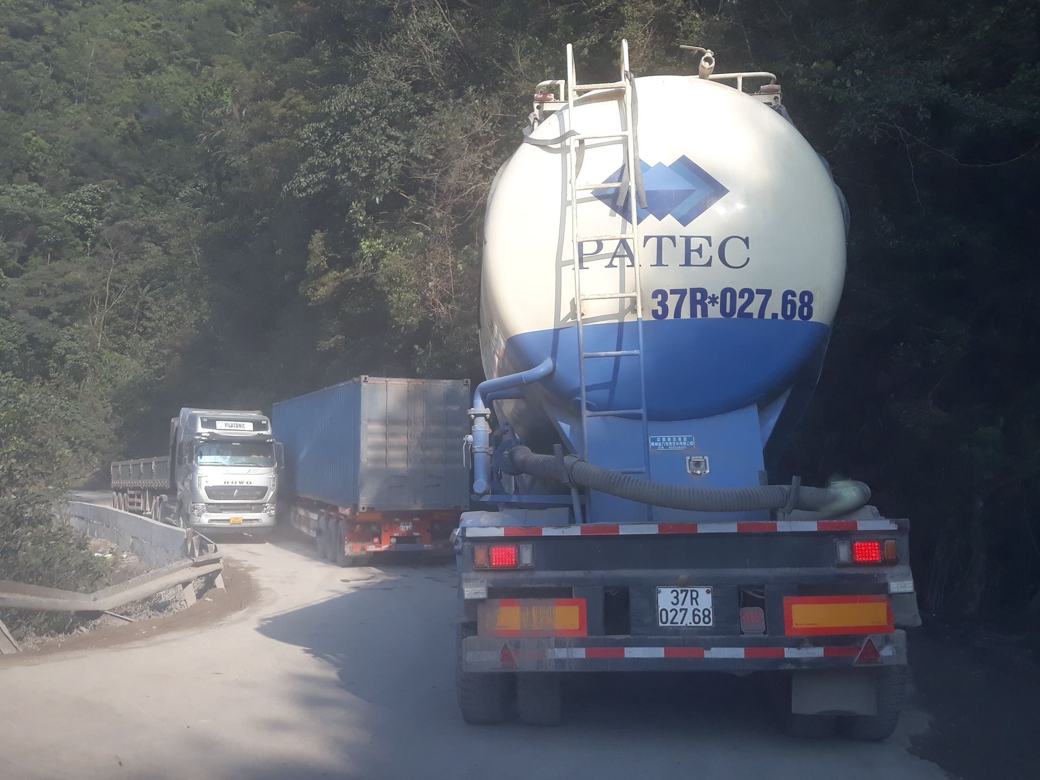 Chỉ hai chiếc xe tải hạng nặng là mặt đường đã không còn chỗ trống