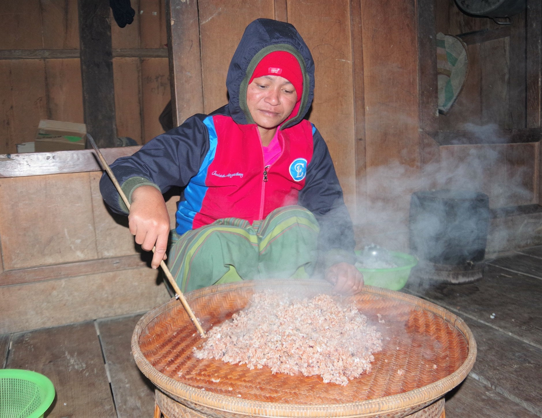Người phụ nữ dân tộc Chứt đang nấu xôi. 
