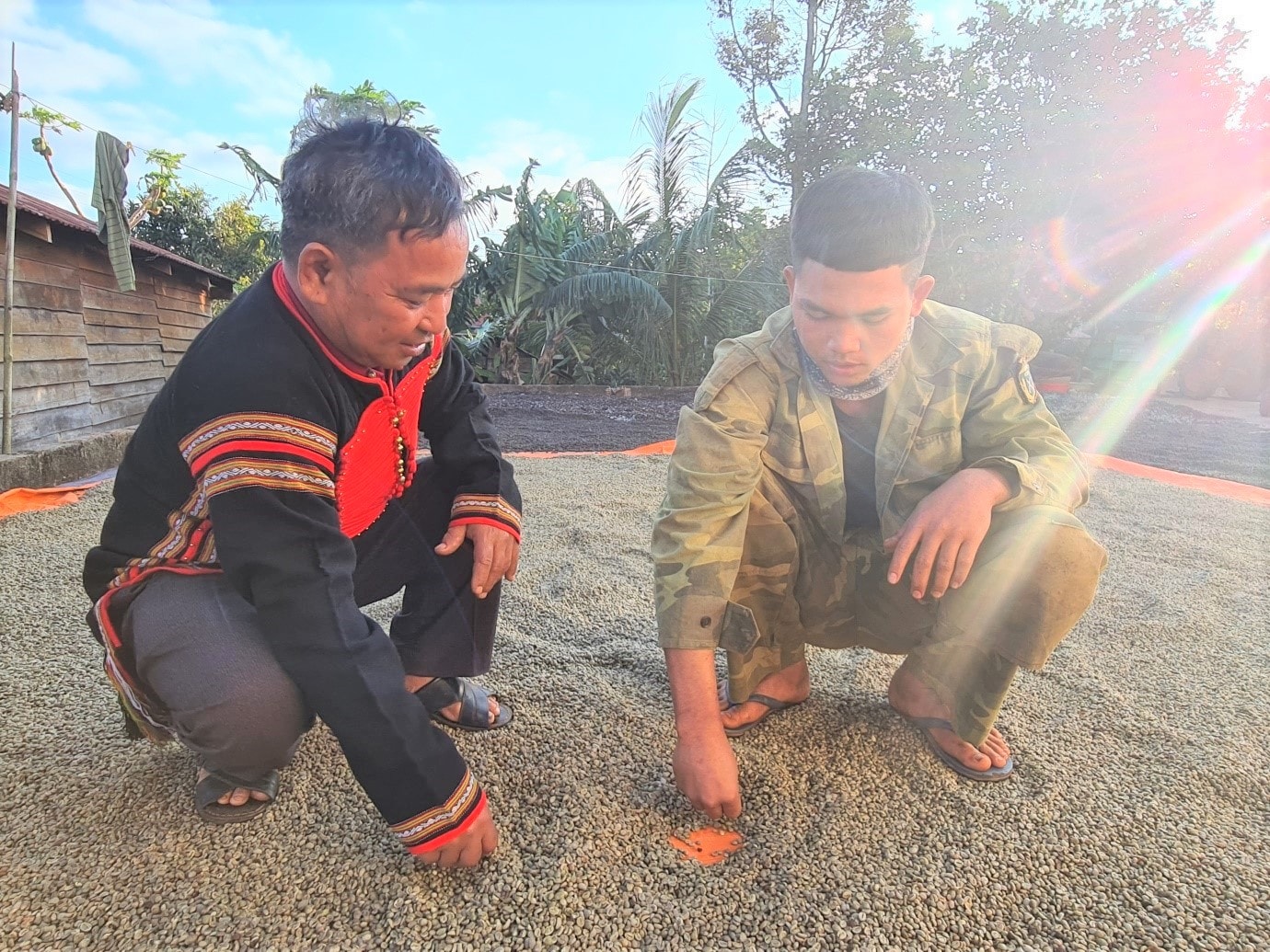Ông YBi Êban trò chuyện với thanh niên trong buôn về cách làm ăn. Ông YBi Êban trò chuyện với thanh niên trong buôn về cách làm ăn.