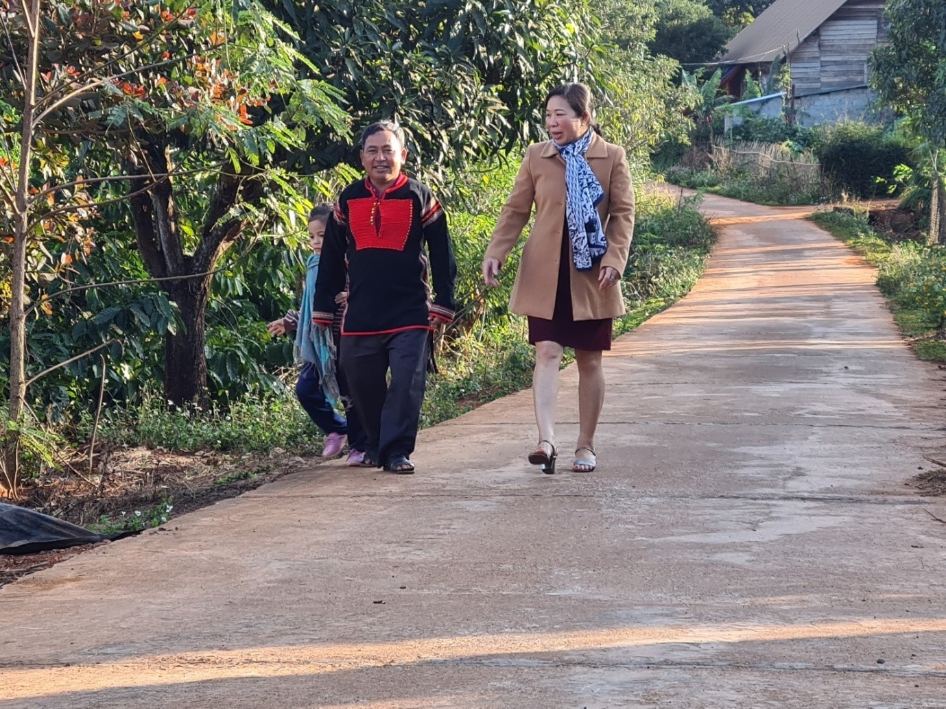 Ông YBi Êban và bà Nguyễn Thị Hồng Lợi, Chủ tịch UBMTTQ Việt Nam xã Ea Khal tham quan các trục đường Nhà nước và Nhân dân cùng làm. Ông YBi Êban và bà Nguyễn Thị Hồng Lợi, Chủ tịch UBMTTQ Việt Nam xã Ea Khal tham quan các trục đường Nhà nước và Nhân dân cùng làm.