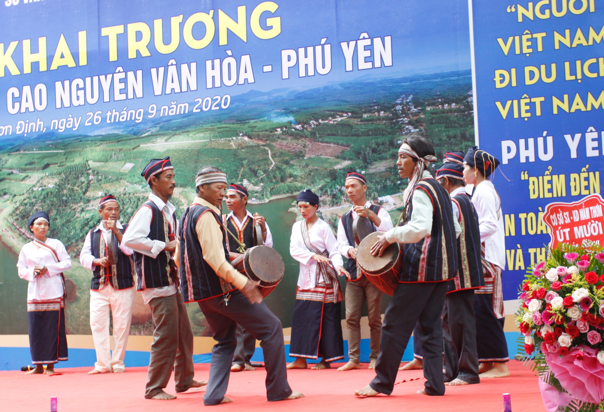 Nghệ thuật múa trống đôi, cồng ba, chiêng năm của người Chăm H’roi Phú Yên được đề nghị công nhận văn hóa phi vật thể quốc gia Nghệ thuật múa trống đôi, cồng ba, chiêng năm của người Chăm H’roi Phú Yên được đề nghị công nhận văn hóa phi vật thể quốc gia